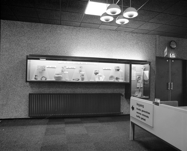 880204 Afbeelding van een vitrine met in de winter van 1977-1978 tijdens de verbouwing opgegraven voorwerpen, in het ...